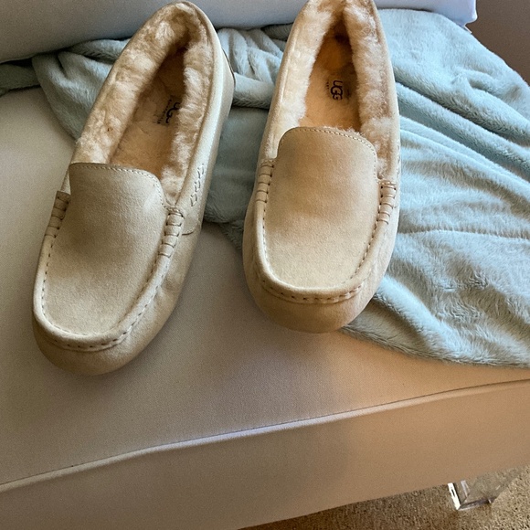 Ugg Slippers - Picture 1 of 7